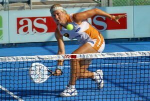 Spelers verbeteren hun netpositie in padel