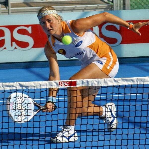 Spelers verbeteren hun netpositie in padel