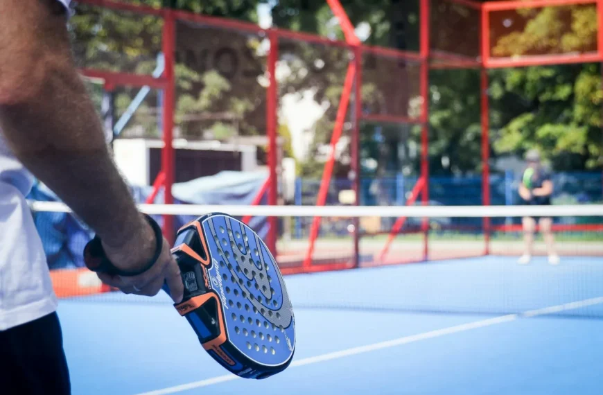 Padel lessen voor beginners op de baan, leren en plezier maken
