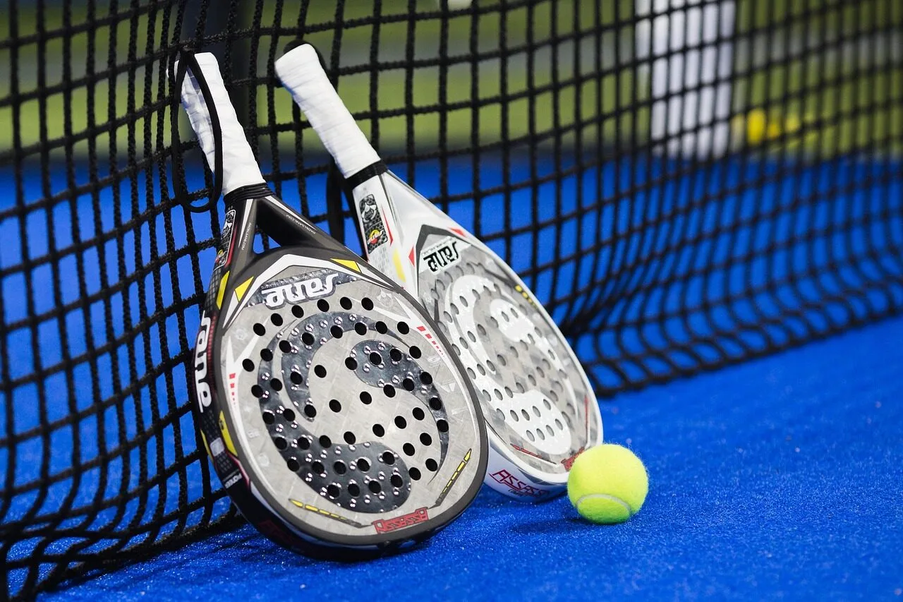 Padel spelregels uitgebreid op het veld met glazen wanden