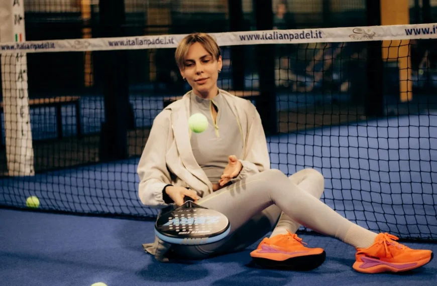 Padel voor beginners: basis uitgelegd met een padelracket en bal