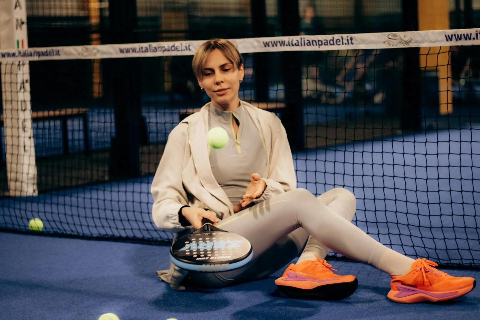 Padel voor beginners: basis uitgelegd met een padelracket en bal