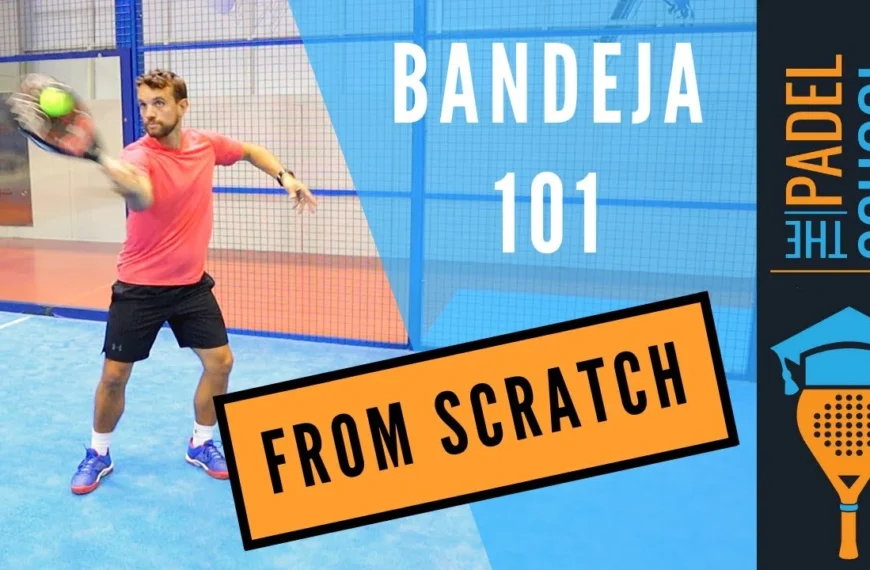 Bandeja padel uitleg met speler die de slag uitvoert