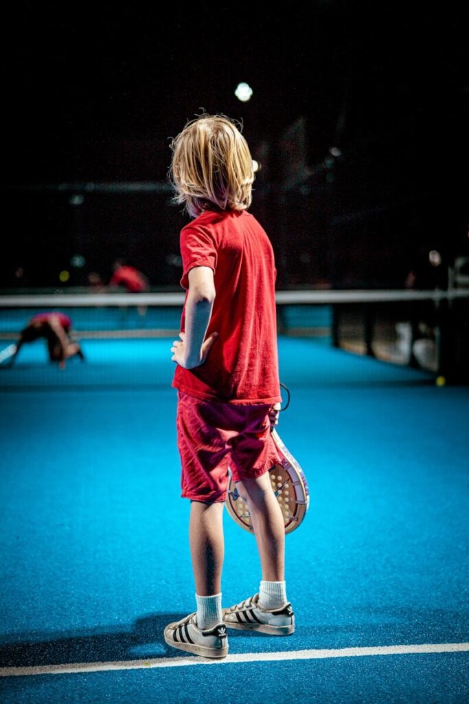 /var/www/vhosts/padelradar.nl/httpdocs/wp-content/uploads/2026/04/hoe-leer-je-kinderen-padel-spelen-1-1.jpg