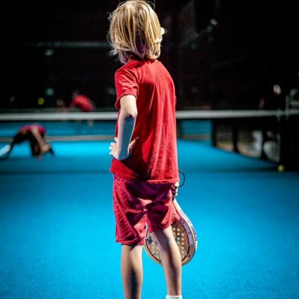 Hoe leer je kinderen padel spelen met plezier en techniek