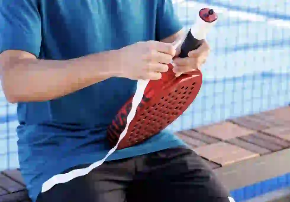 Padel speler ziek tijdens het spelen, focus op ziekte en herstel