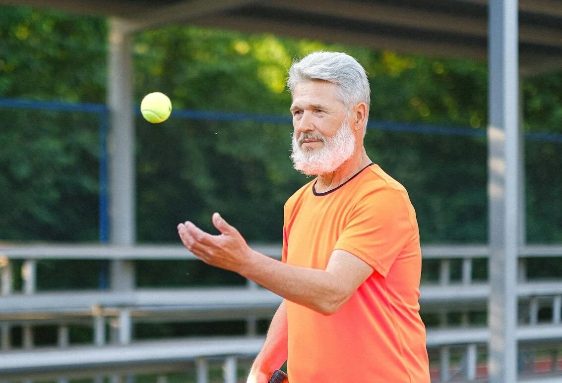 Padel spelen op latere leeftijd: tips voor 50+