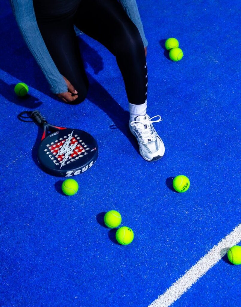 een warming-up padel op de baan voor de wedstrijd
