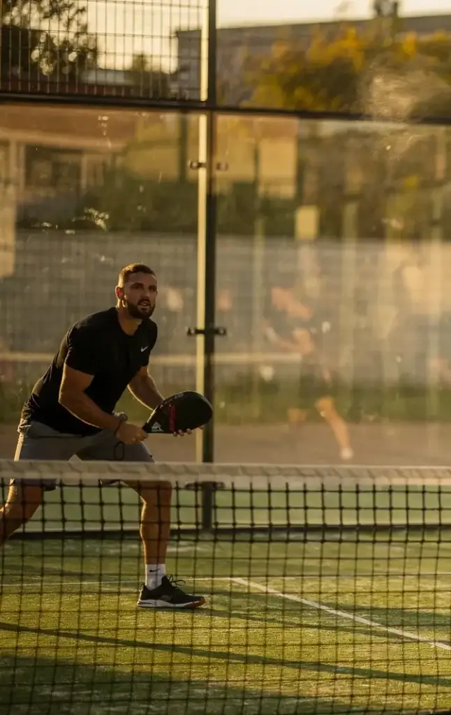 Spelers concentreren zich op hun padelwedstrijd met focus behouden padel