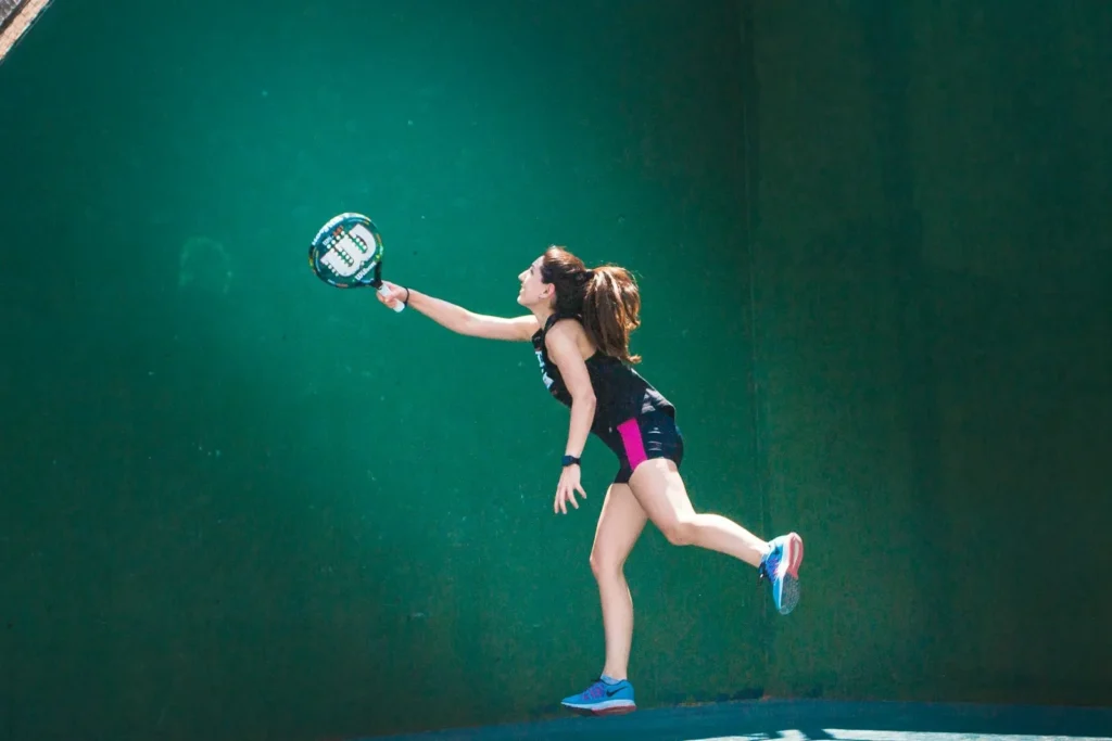 Een speler verdedigt een padel lob met focus en techniek