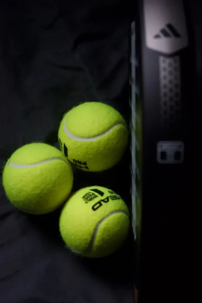Verschil padelballen en tennisballen, met nadruk op kenmerken en gebruik